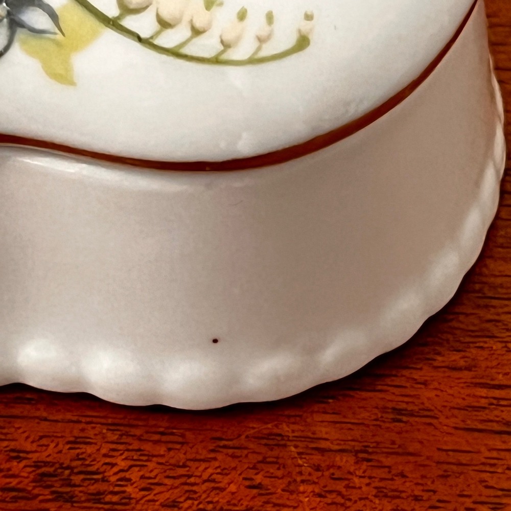 Vintage Heart Shaped Porcelain Trinket Box Floral Rose Gold Trim Scalloped Base - Picture 8 of 16